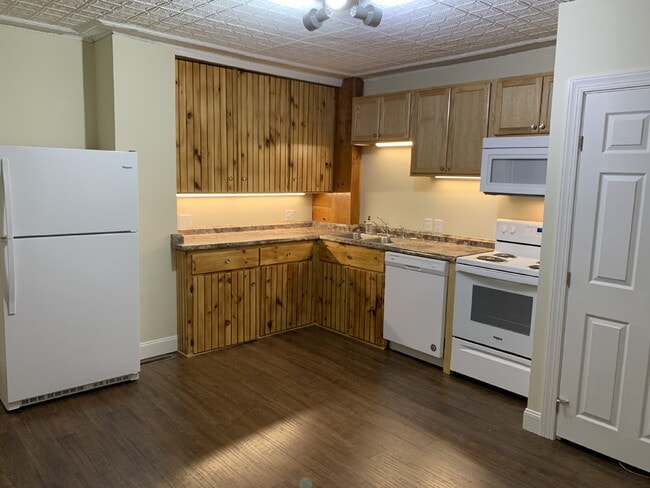 Building Photo - 1ST FLOOR!  3-bedroom unit located on a quiet dead-end street!