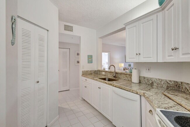 Building Photo - 800 Uno Lago Dr