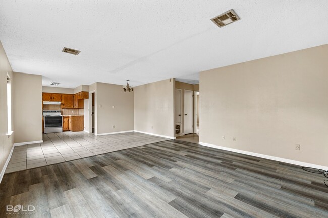 Building Photo - Check Out this 2 bed 2 bath!!