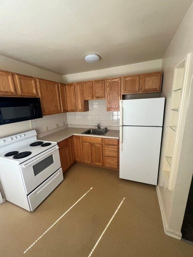 Building Photo - Two Bedroom Conveniently located in Cen...