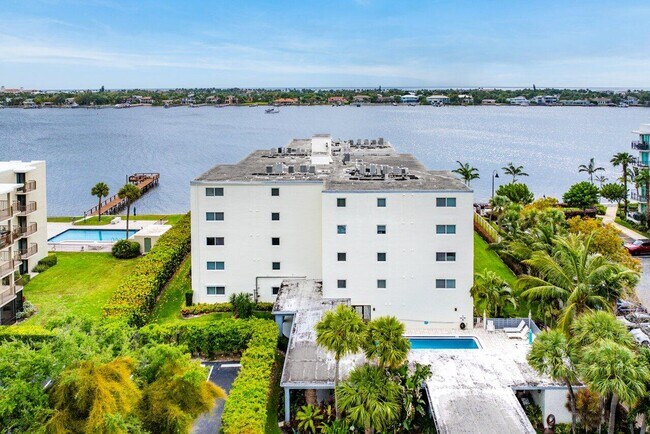 Building Photo - 1206 S Lake Dr
