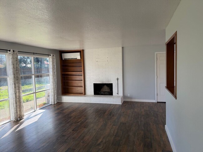 Building Photo - Updated 3 bedroom 1.5 bathroom house in Springfield!