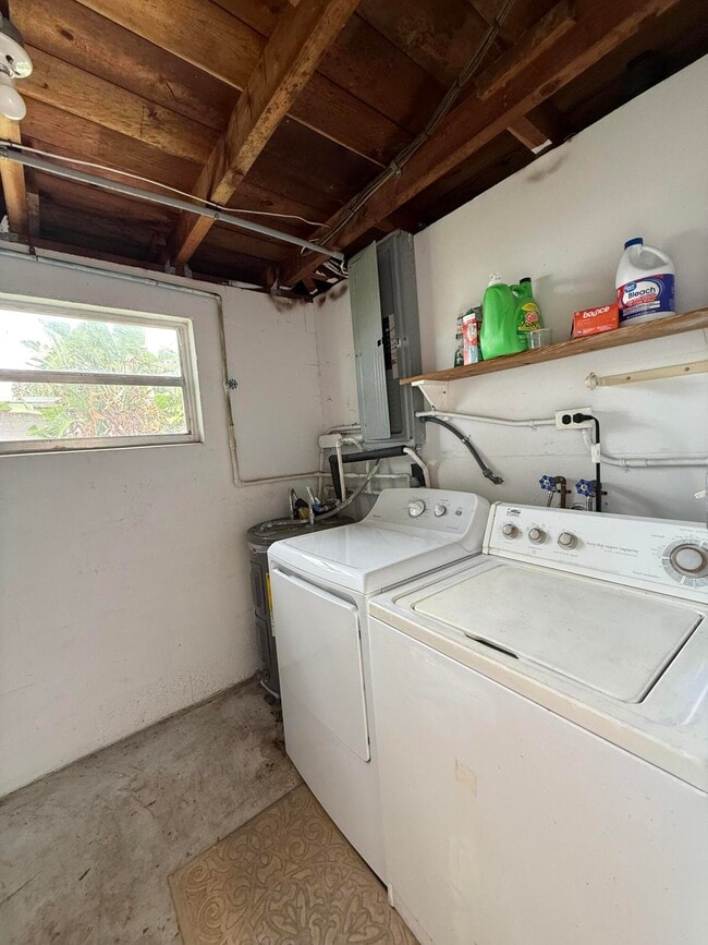 Building Photo - 1581 NE Maureen Ct