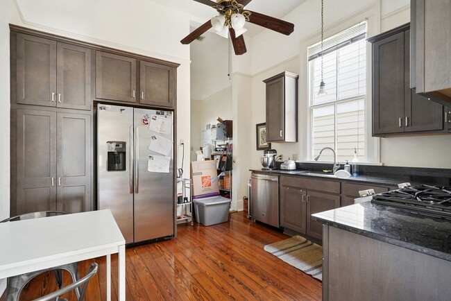 Building Photo - Large 1 bedroom apartment in heart of Uptown