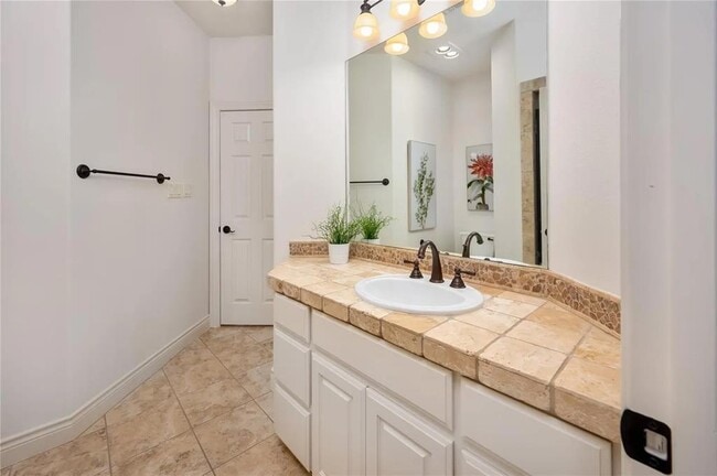 Building Photo - 15 Chandon Ln