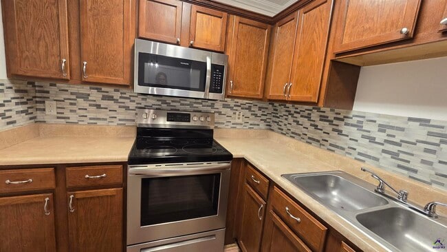 Building Photo - 313 Westcliff Center St