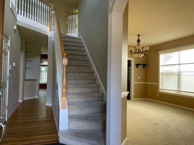 Building Photo - 5 Bed 2.5 Bath + a Den in Tigard/Bull Mountain - Solar Panels, Central A/C and More!