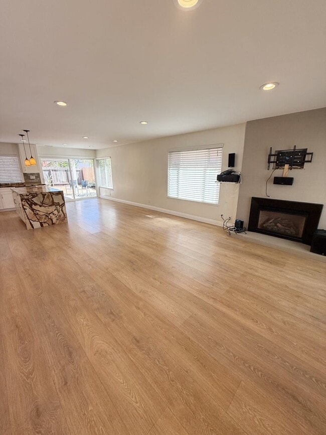 Building Photo - Beautifully Upgraded 4 Bed/2 Bath Single-L...