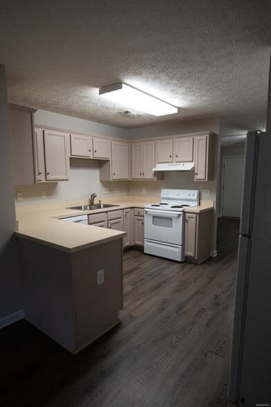 Building Photo - 325 James Dr
