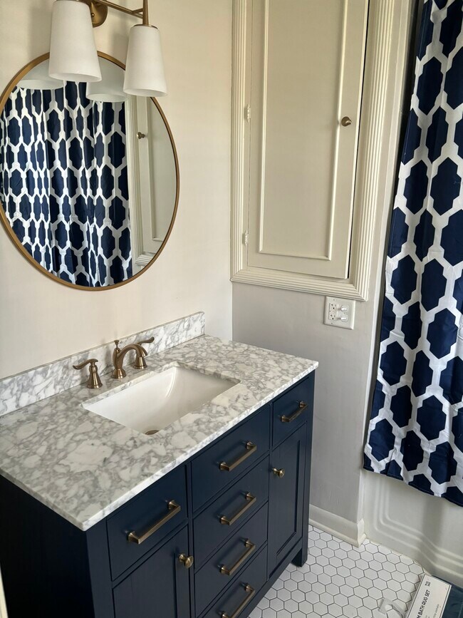 main floor bathroom - 904 S Jordan Ave