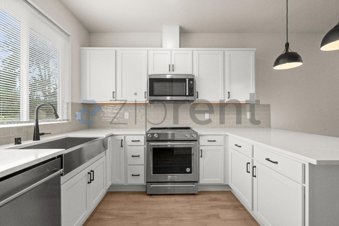 Building Photo - Unit H4