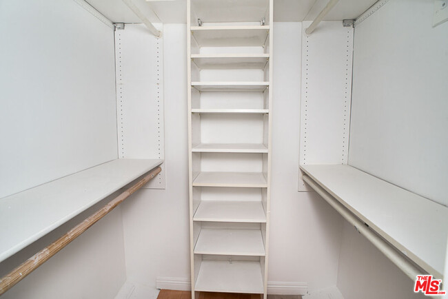 Building Photo - 416 N Oakhurst Dr
