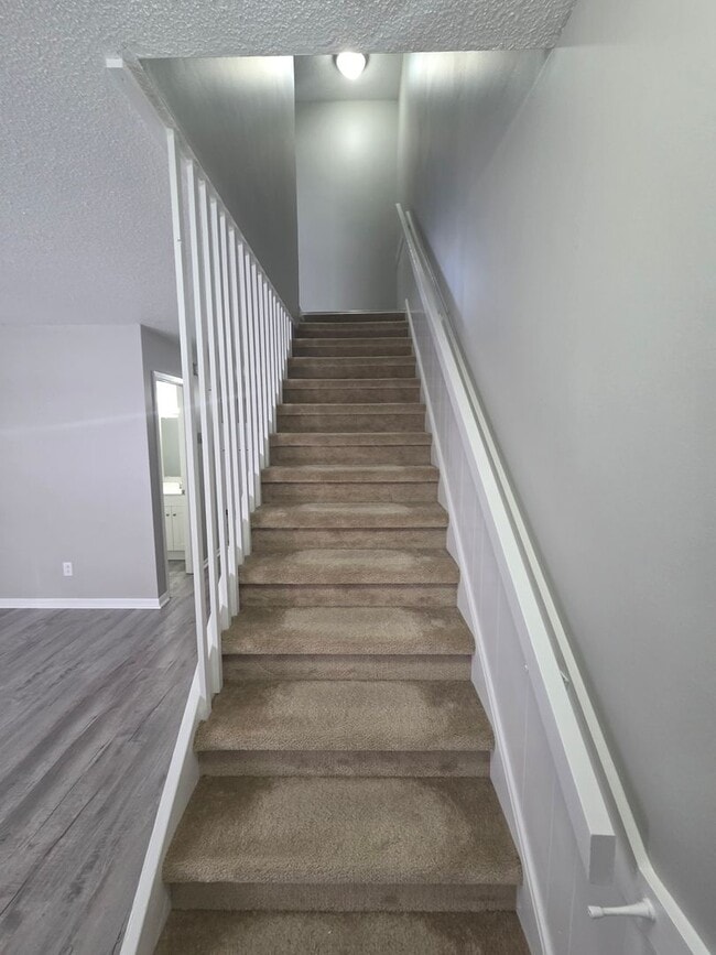 Building Photo - Beautifully Updated 2-Bedroom Townhome with Washer/Dryer Hookups!