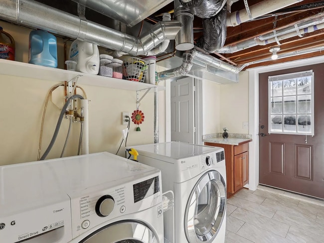 Building Photo - Updated 3 Bed | 1 Bath W/ Private Fenced Y...