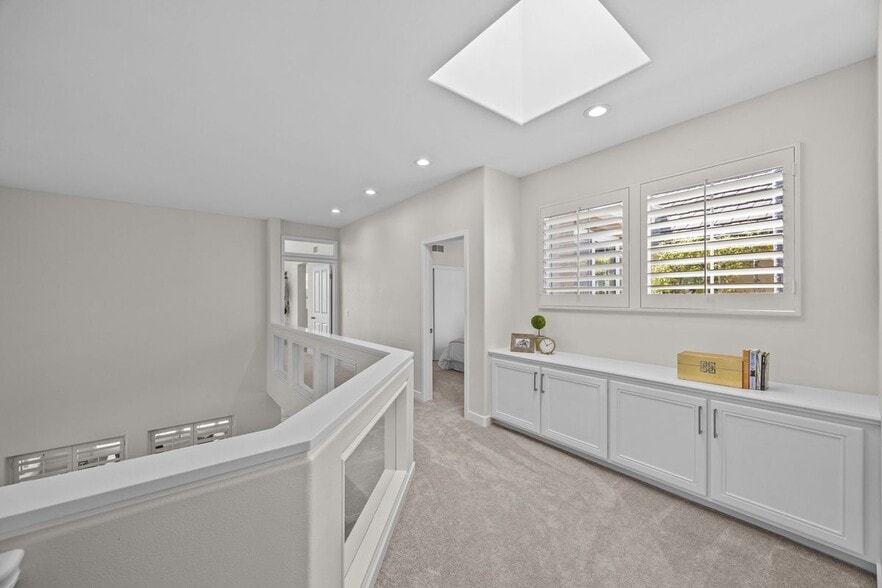 Building Photo - 12 Calais