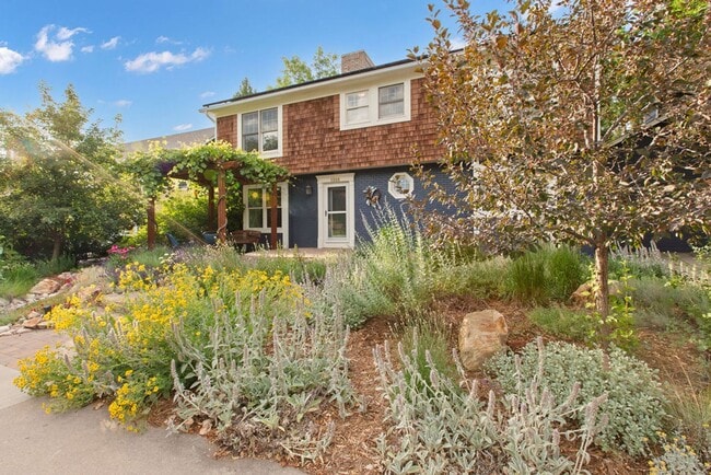 Building Photo - Rare Find in Kensington South – Park Views...