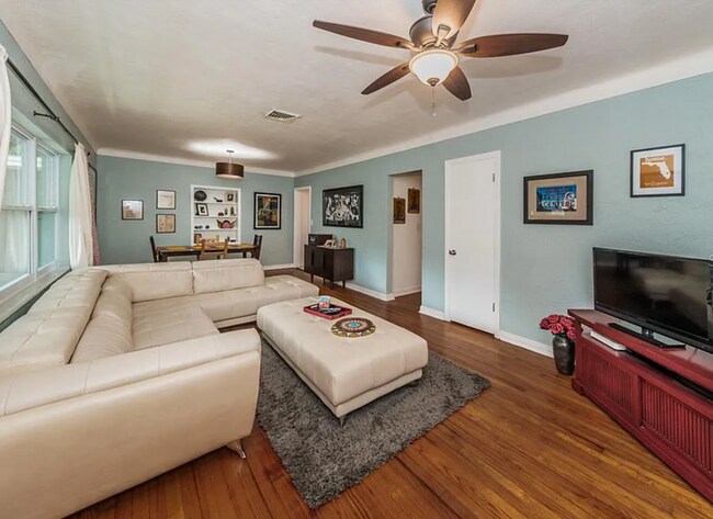 Building Photo - 3 bedroom 1 bath home with a large yard an...