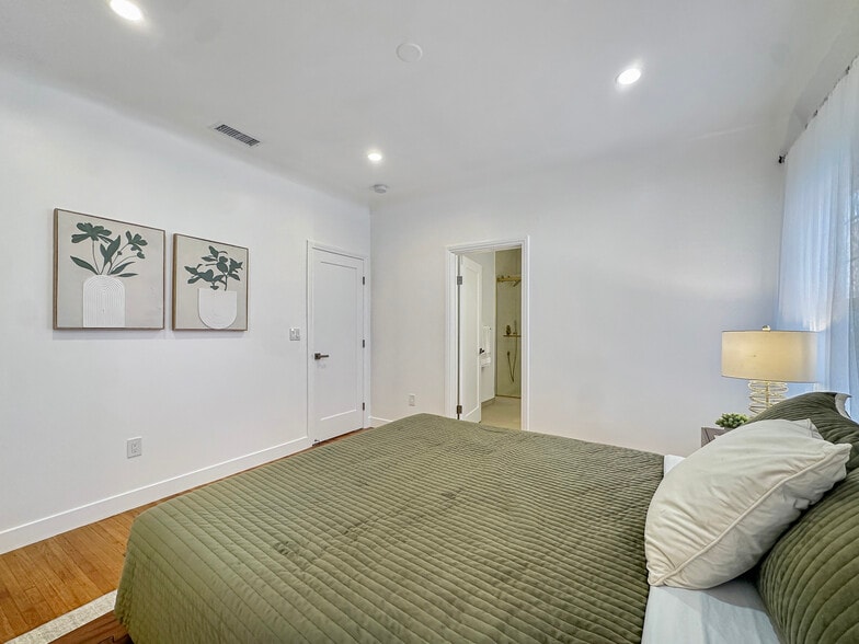 Building Photo - 4523 Saturn St