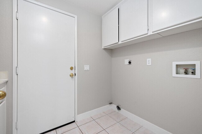 Building Photo - Cul-de-sac 4-bedroom House