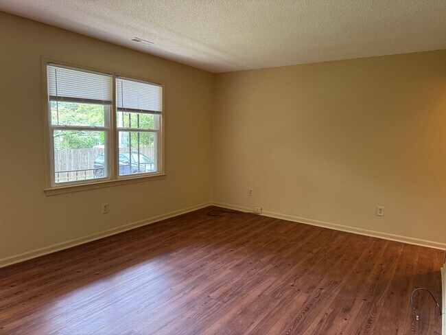 Building Photo - Updated Two Bedroom Apartment in Statesville