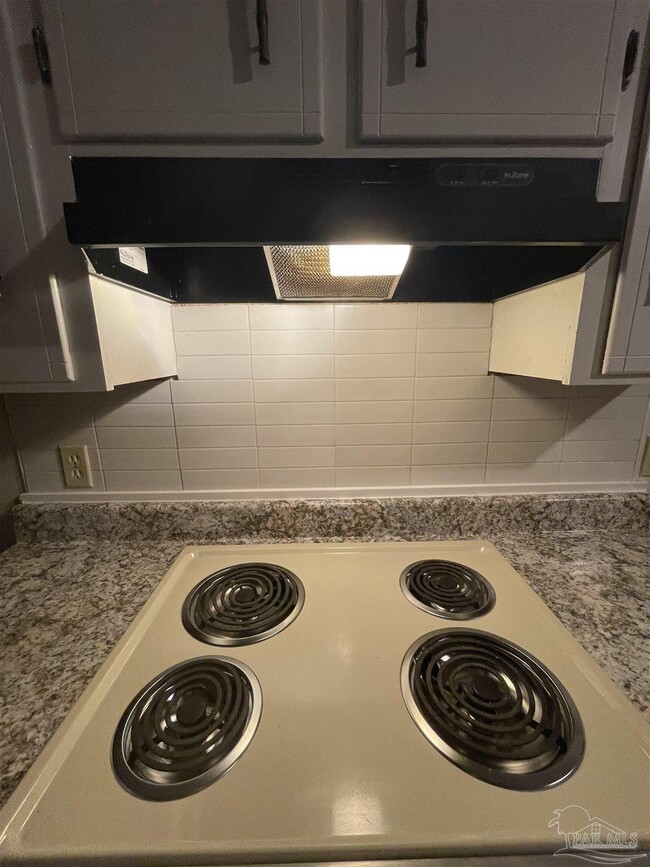 Building Photo - 10049 Hillview Rd