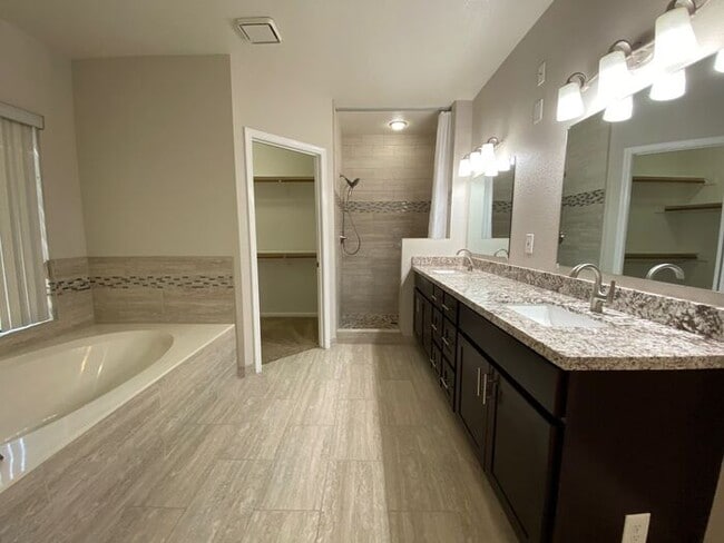 Building Photo - Very nice single level home