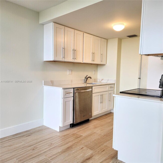 Building Photo - 18181 NE 31st Ct