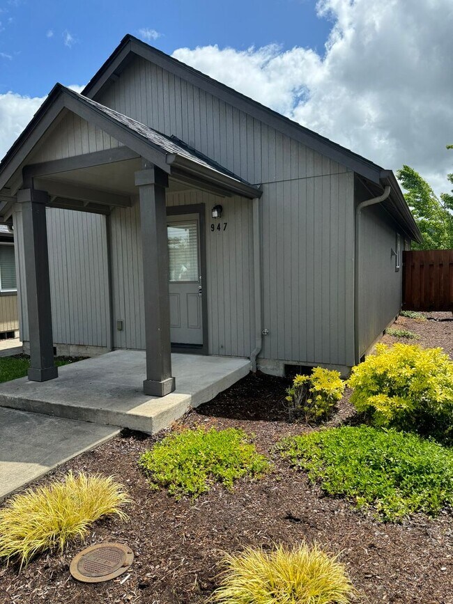 Building Photo - Beautiful 2 bedroom Home in Cottage Grove-...