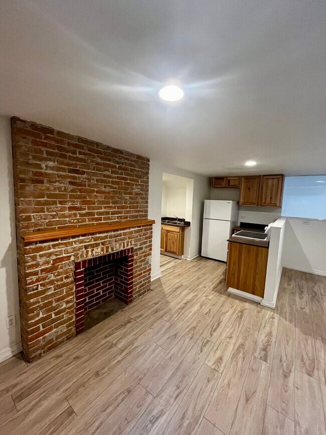 Building Photo - 607 W Babcock St