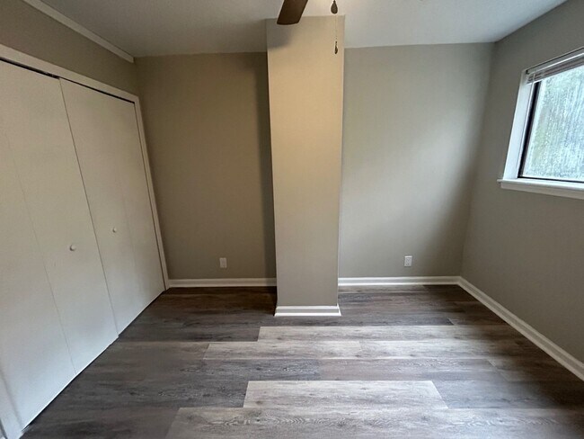 Building Photo - 240 Jamil Rd