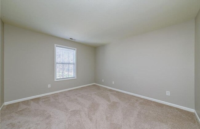 Building Photo - Very nice townhome with primary bedroom on...