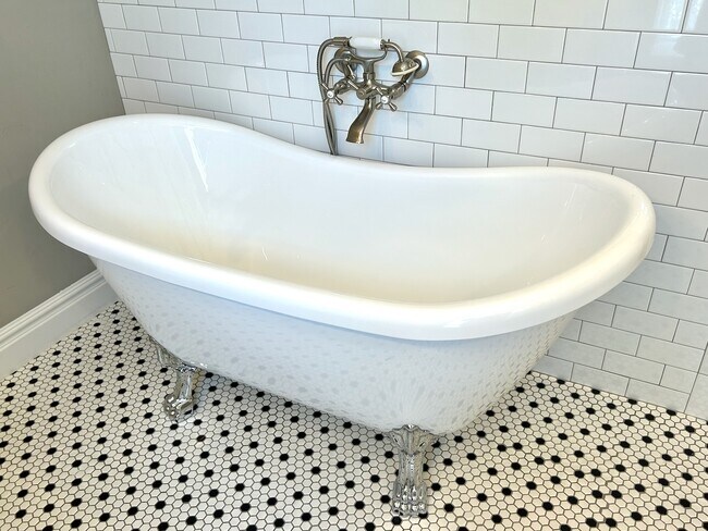 Building Photo - 90 S Main St