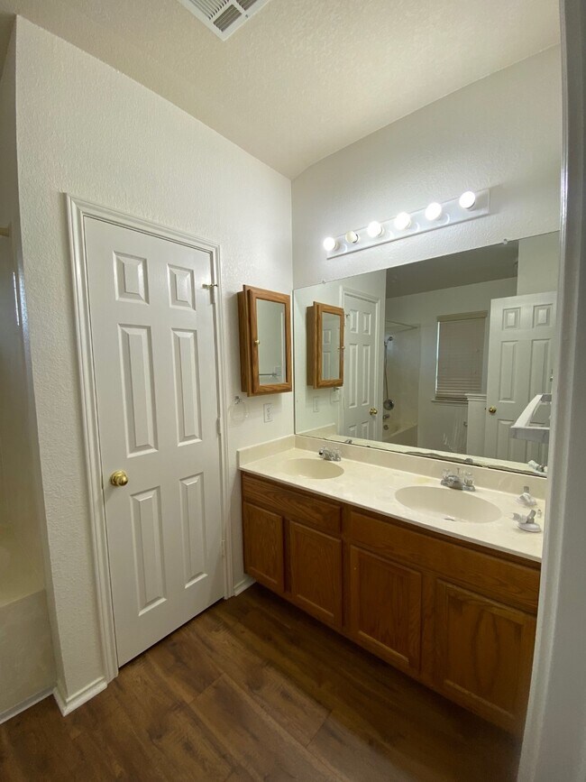 MASTER BATHROOM - 1119 Burgess Dr