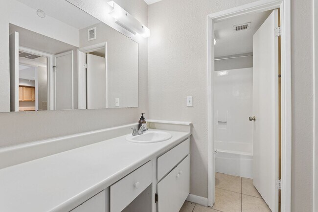 Building Photo - 4444 E Paradise Ln