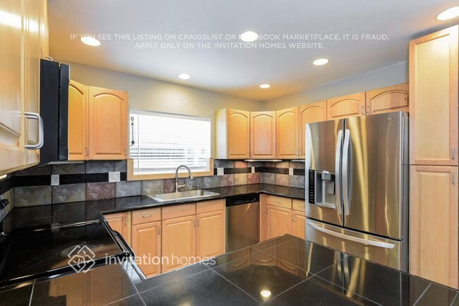 Building Photo - 227 Poppy St