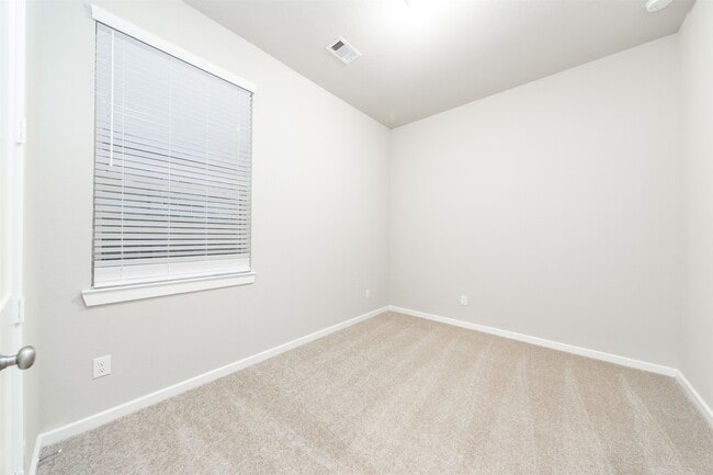 Building Photo - 8706 Fox Trail Dr