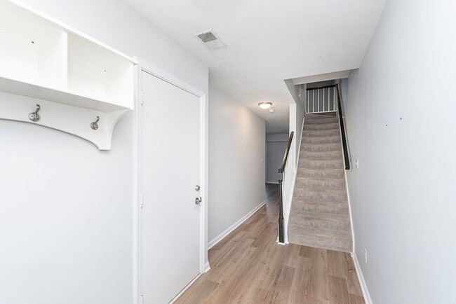 Building Photo - Spacious Updated 2 Bedroom Townhome in Bea...