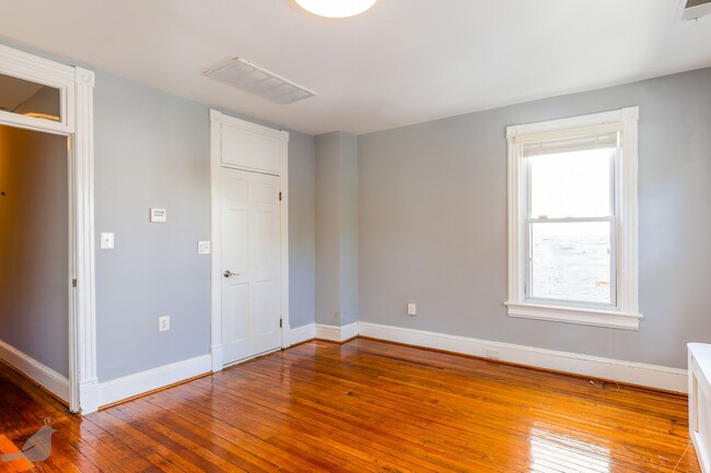 Building Photo - Classy Columbia Heights Row Home! 1/2 Off ...