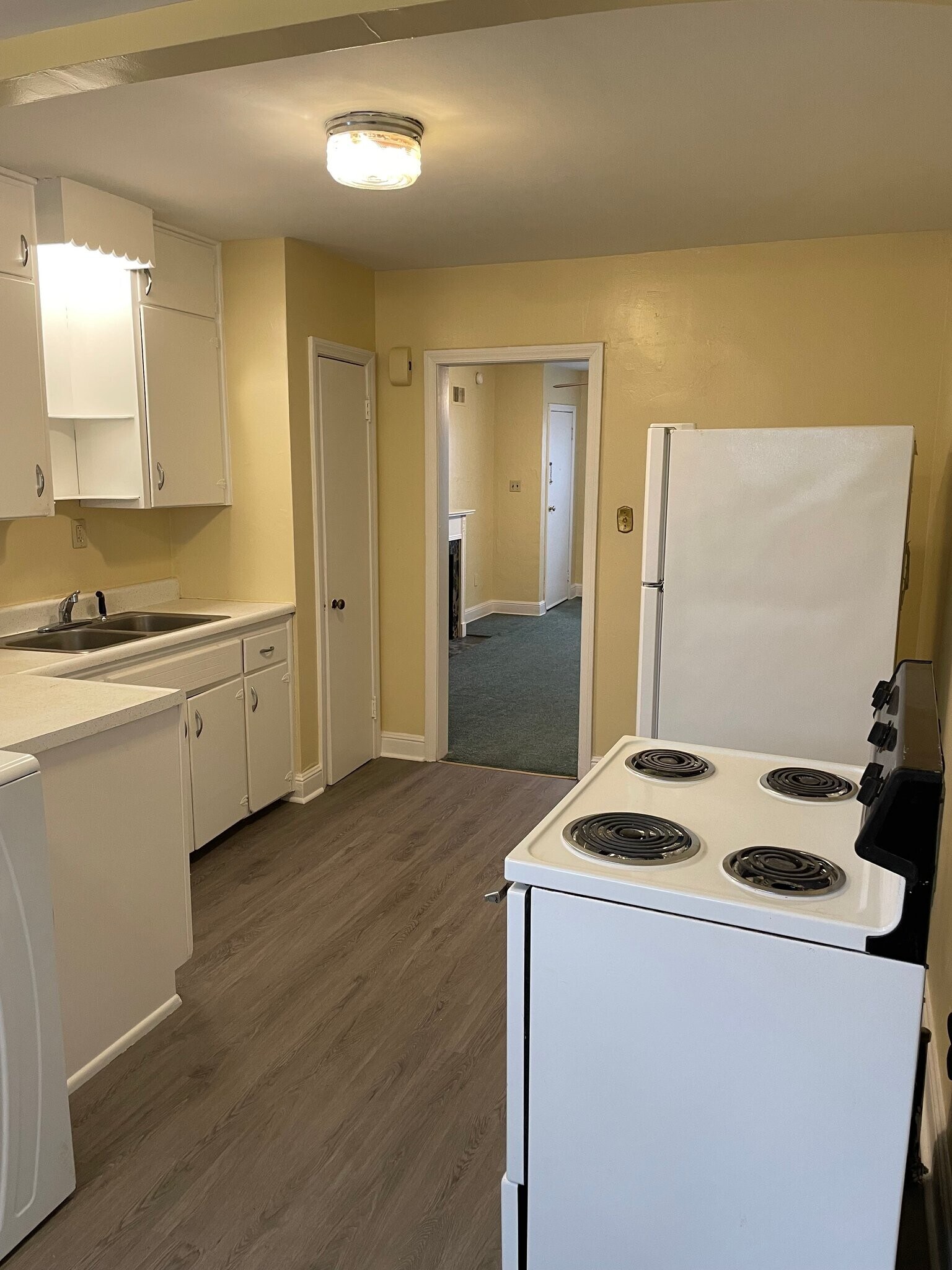 Building Photo - 1037 6th St W