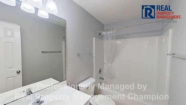 Building Photo - Ground Level Condo with Community Pool