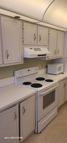 Building Photo - 1300 Saint Charles Pl