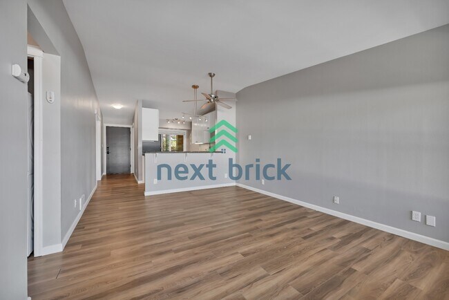 Building Photo - Downtown Bellevue Living | 2BR Condo with Storage & Balcony