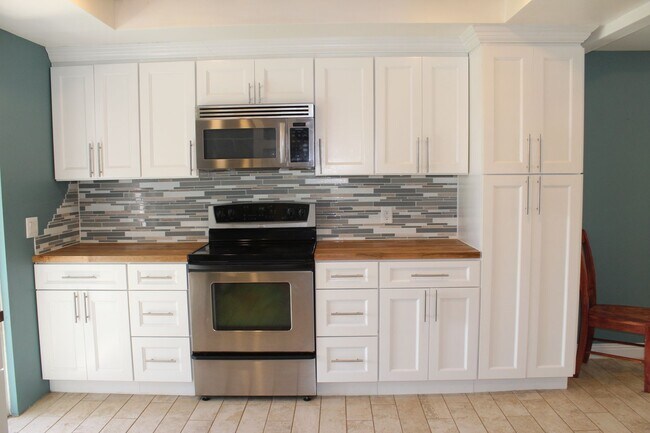 Building Photo - Beautiful 2 bedroom Lakefront Home