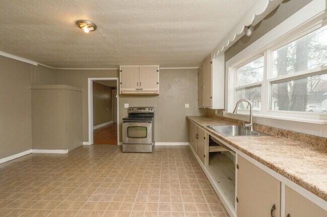 Building Photo - "Spacious 4-Bed Family Haven with 2.5 Baths in Charming Martin, TN – Your Next Home Awaits!"