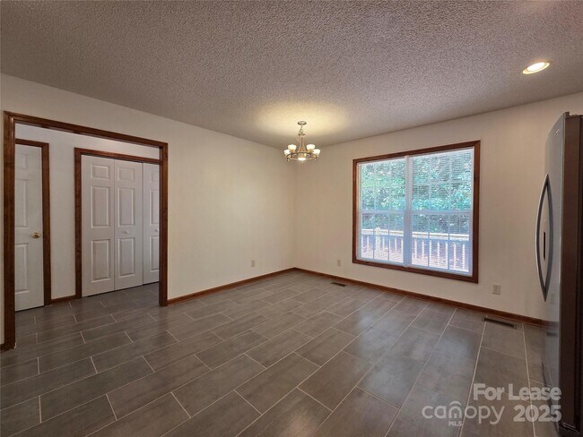 Building Photo - 4641 Hickory Grove Rd