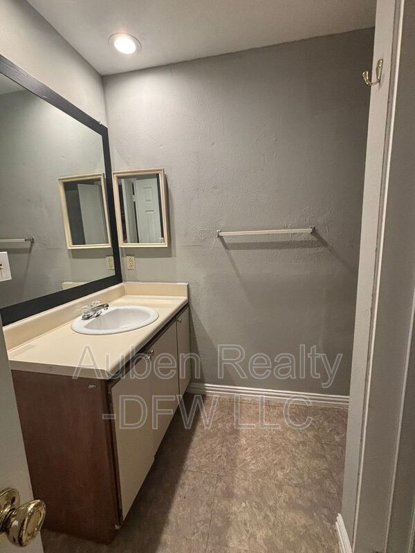 Building Photo - 545 Canary Ln