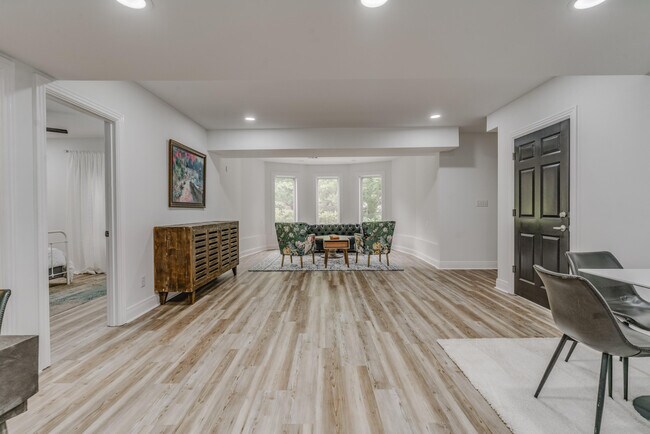Building Photo - 2237 Guilford Ln