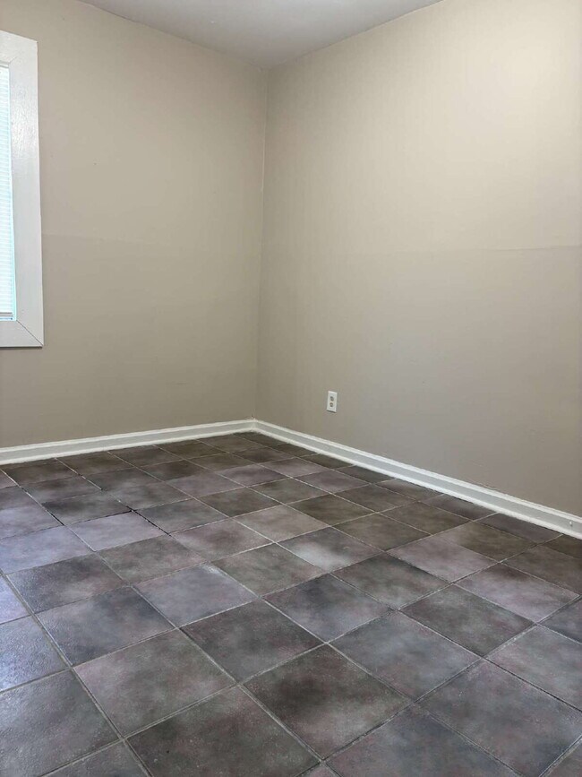 Building Photo - "Charming Living in Memphis: Cozy home with 1 Full Bath!"