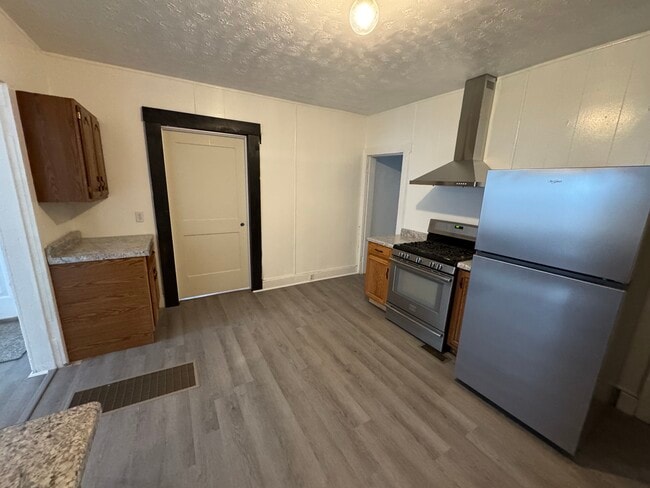 Building Photo - 460 Storms Ave