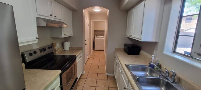 Building Photo - 564 W 12th St